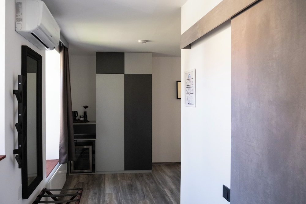 4 Cats Shelter Apartments