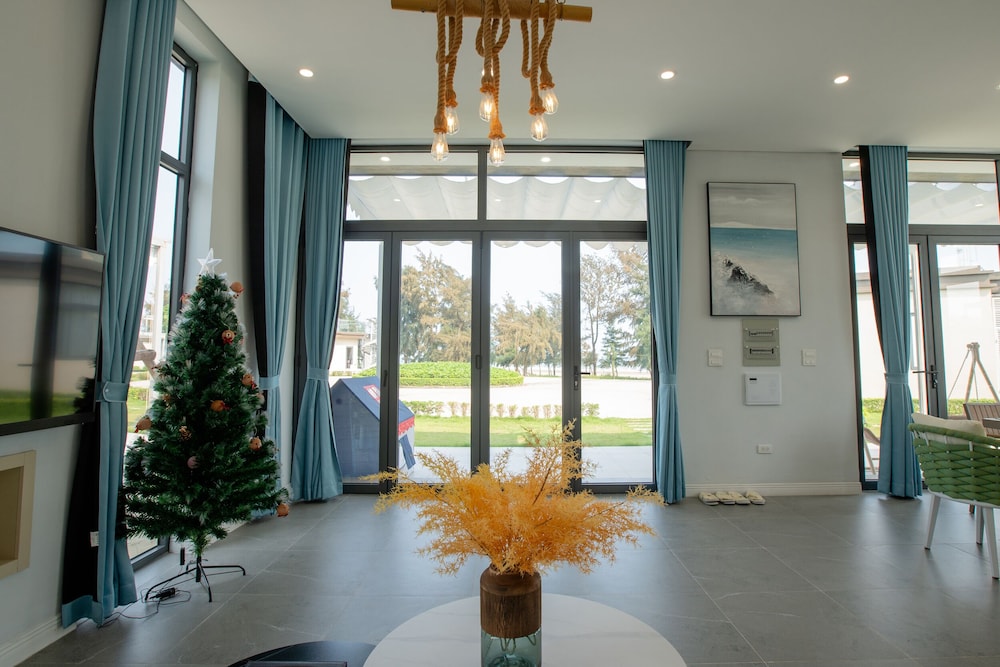 Solar LuxStay Villa - Long Beach