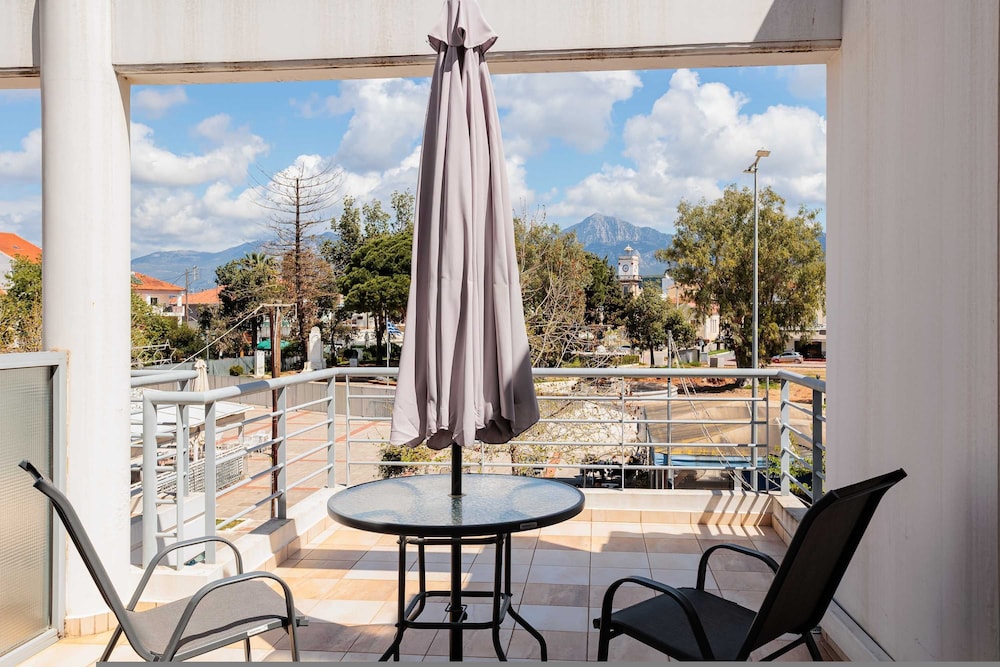 Filiatra Cozy Cental Retreats With Balconies