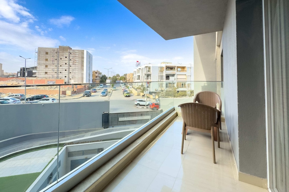 Fresh & Fabulous 2bdr - 5 min to Airport