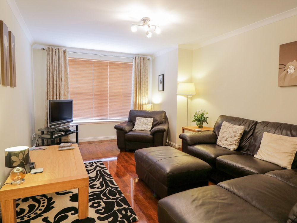 7 Riverside Gardens view 2
