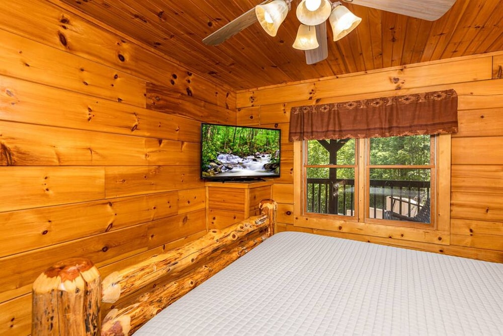 Secluded 3BR Cabin w Hot Tub Dog Friendly Sleeps12