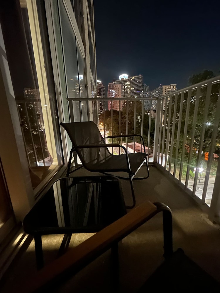 Mid-town Luxury Apt High Rise Gym Pool Parking