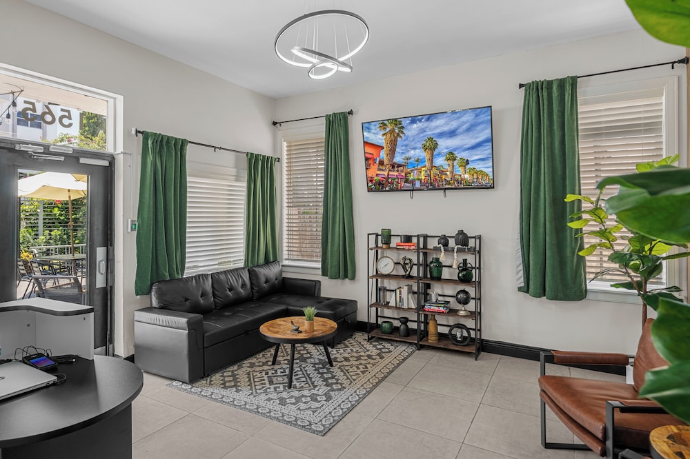 Baybreeze Apartments by Lowkl view 4
