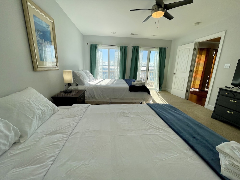 Big Waterfront House W/ Amazing View And Swim Deck 3 Bedroom Home