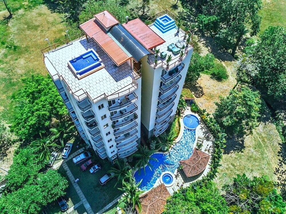 La Torre: Poolside Condo with Scenic Views