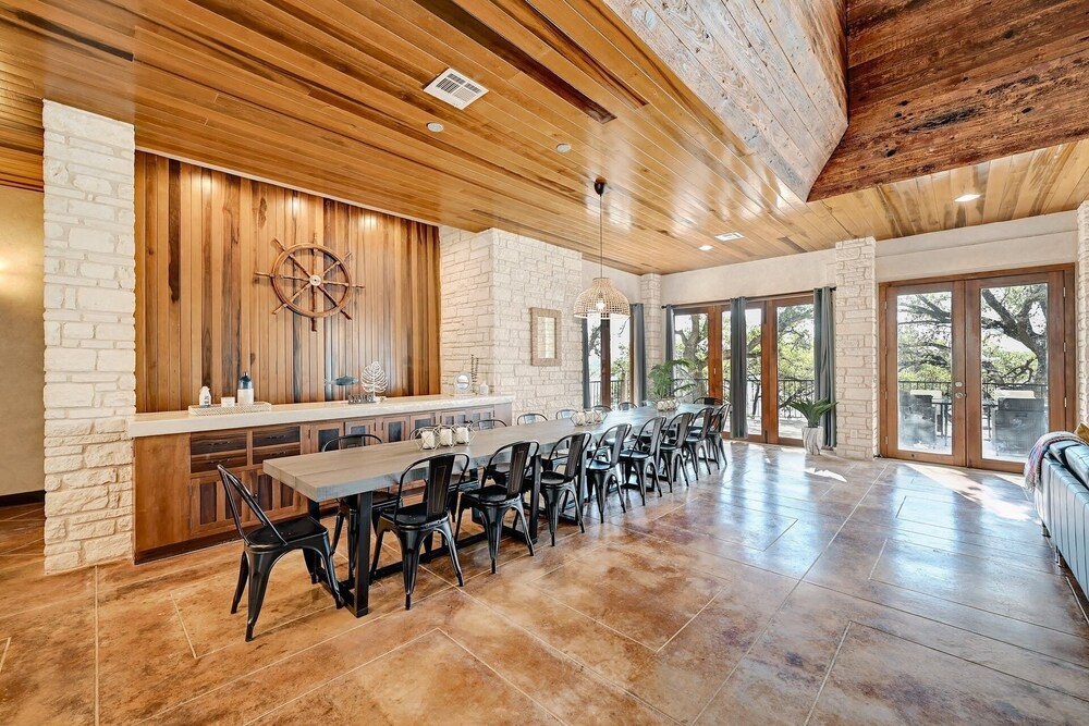 Luxury Lakefront Escape on Lake Travis
