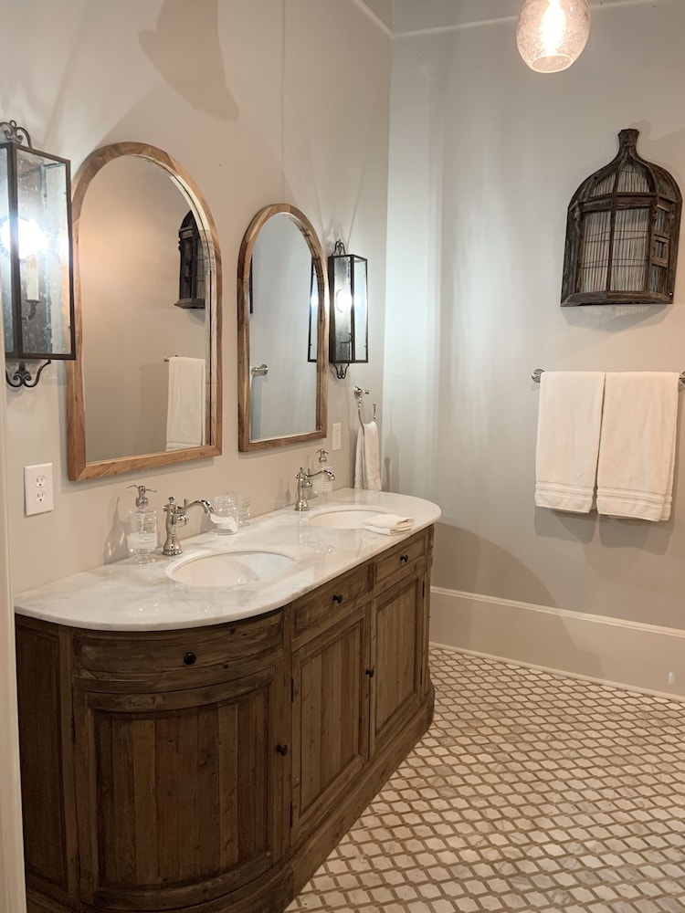 Sweetwater Vacations - Remedies Inn - Property Image 7