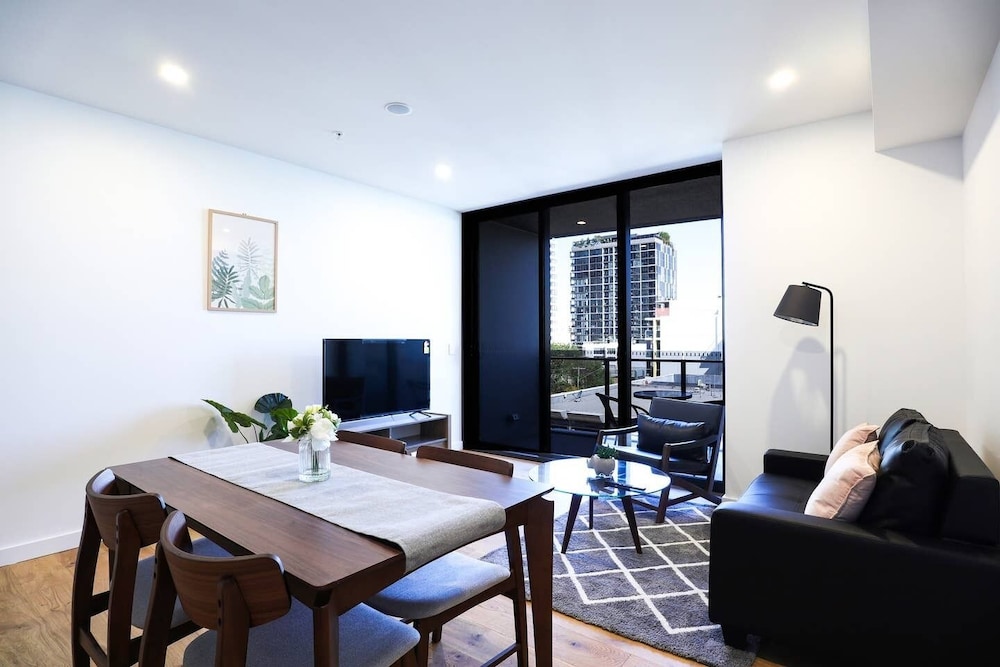 Stylist 2 Bedrooms Apartment With Pool/gym/parking view 4