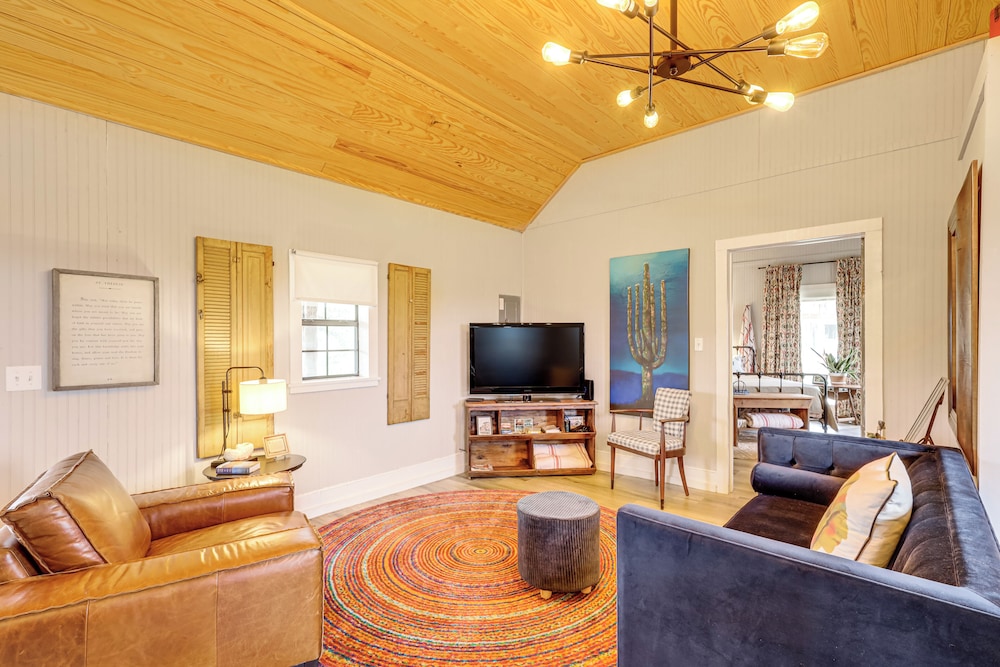Large Yard + Pond: Fayetteville Rural Retreat