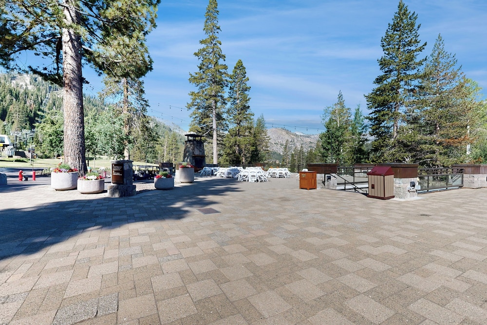 2BR Resort Condo Ski-in/ski-out, Pool, Hot Tub