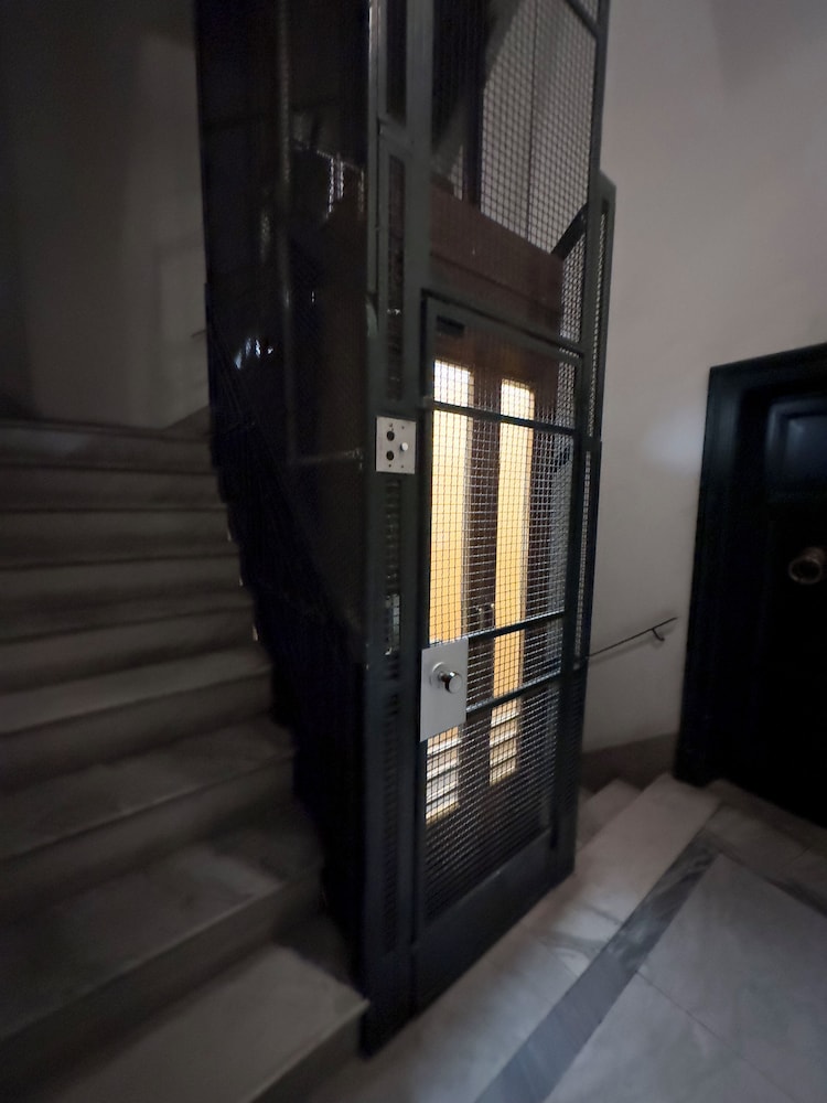 Spanish Steps Romantic Nest With Balcony
