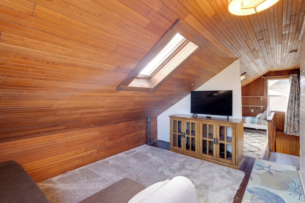 Walk to Shore: Rockaway Beach Retreat w/ Hot Tub!