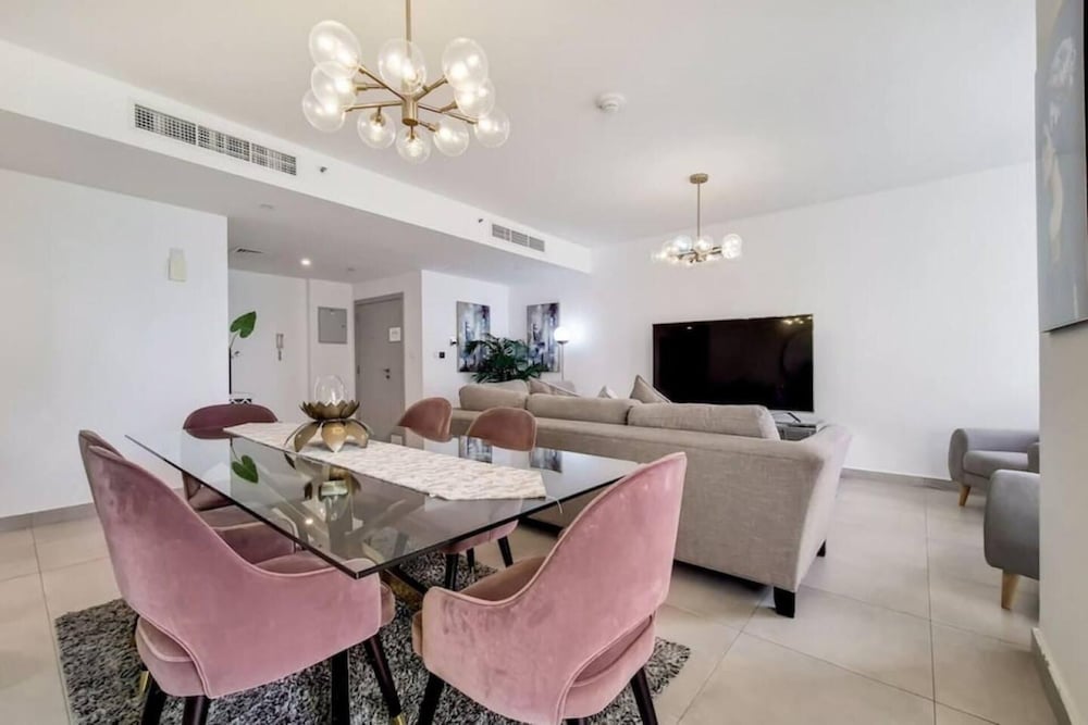 Jbr Sea View Captivating 4-bed Apartment in Dubai
