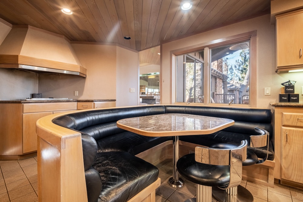 Heavenly Valley by Avantstay Home w Pool Sauna Hot Tub Game Room Tennis Crt Basketball Crt