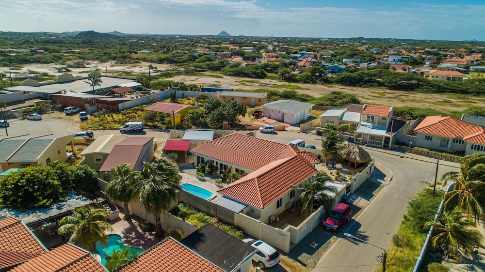 Poolside 1-bed Near Palm Beach