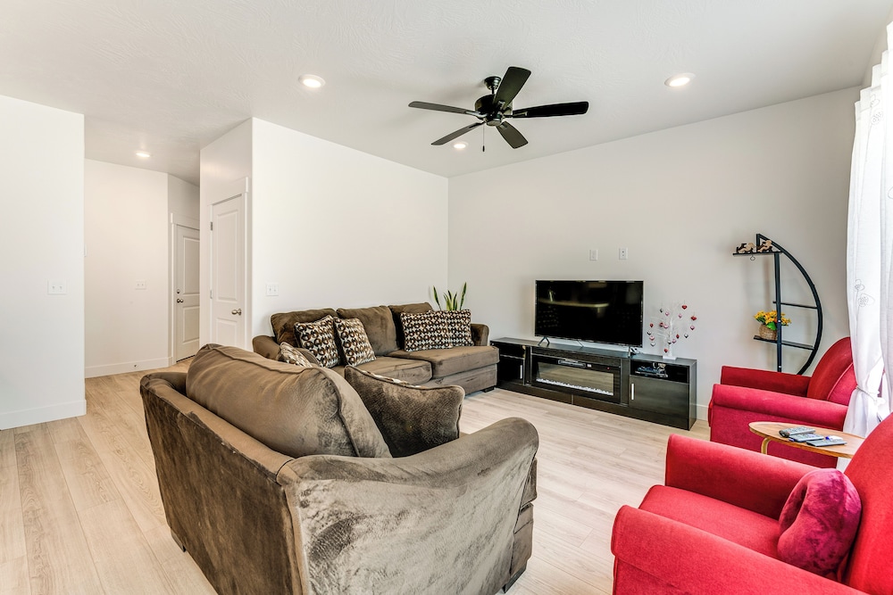 5 Mi to Trails: Townhome in Eagle Mountain