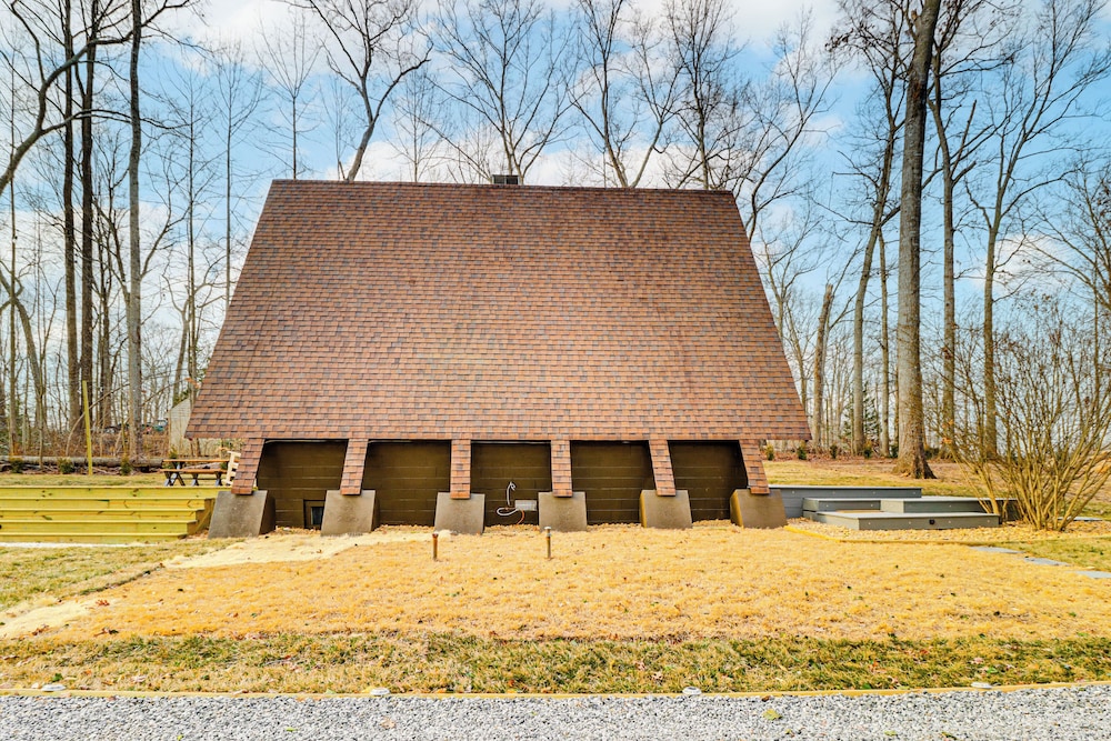 Hot Tub, Fire Pit & Patio: A-frame Stafford Cabin