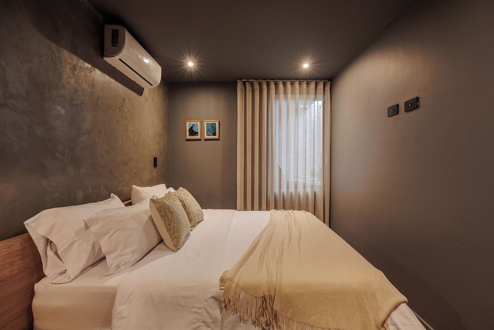 10th Street 3 Bedroom Jacuzzi & Billiard