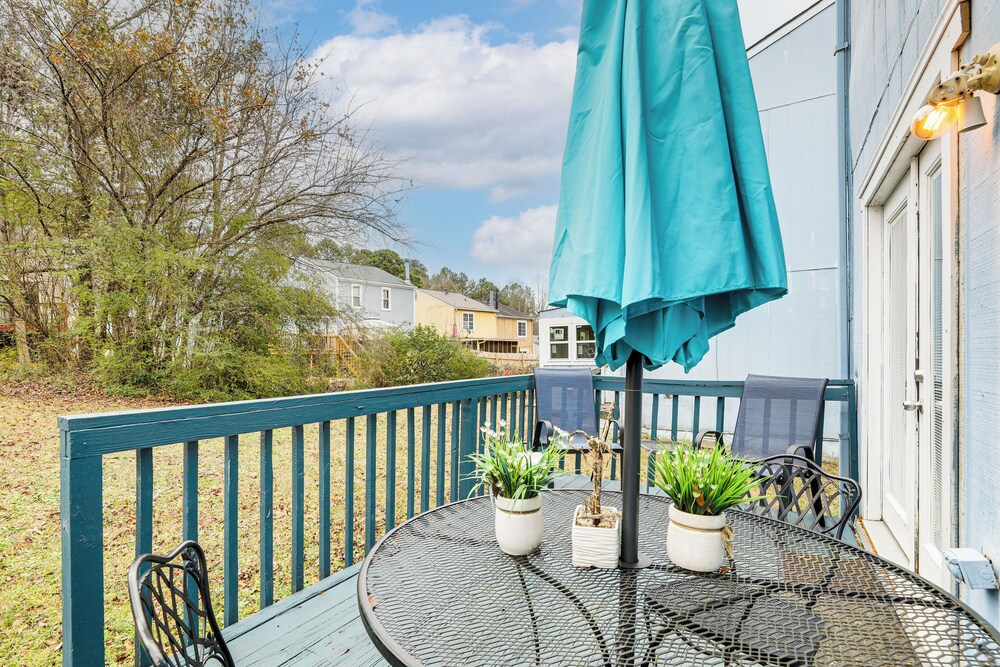 8 Mi to Stone Mountain: Quiet Getaway w/ Deck
