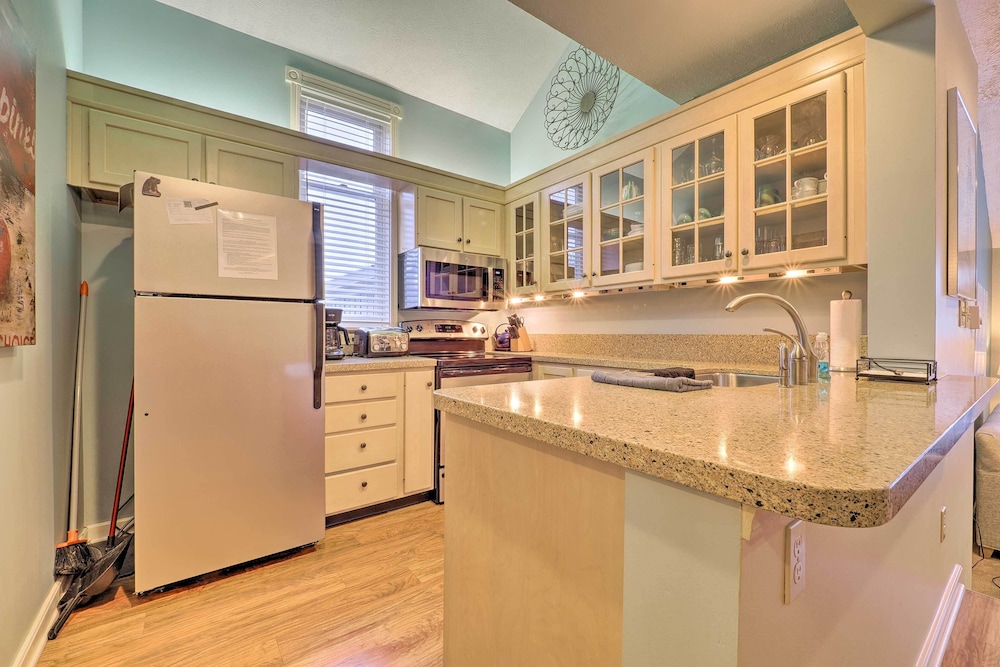 Glen Arbor Condo w/ Balcony & Ski/beach Access!