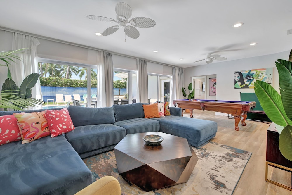 Seabreeze - 6BR Pool and Steps to Beach