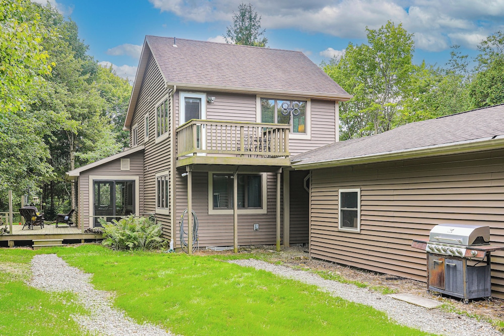 Wooded Retreat on 5 Acres: 6 Mi to Edinboro Lake!