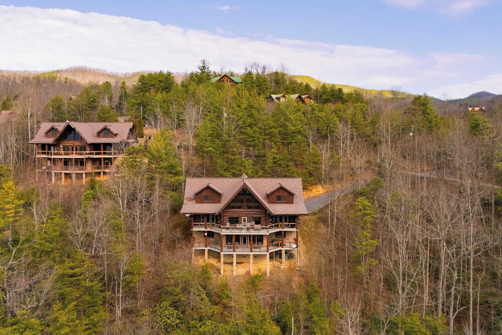 Luxury Cabin w Panoramic Views Firepit Game Room Pinnacle Chalet