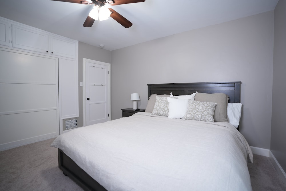Designer decorated 6 bedroom 4 bath pool home