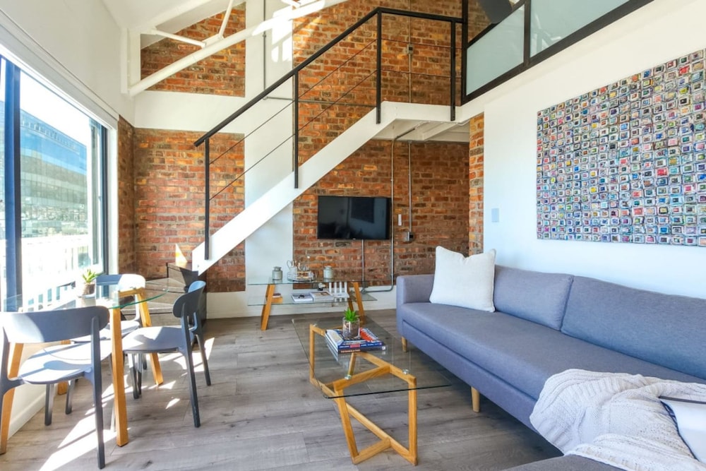 Elegant Sea Point Retreat Splendid Views Wifi