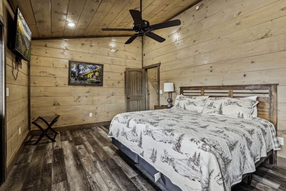 Grand Splash Lodge 6 Bedroom Cabin