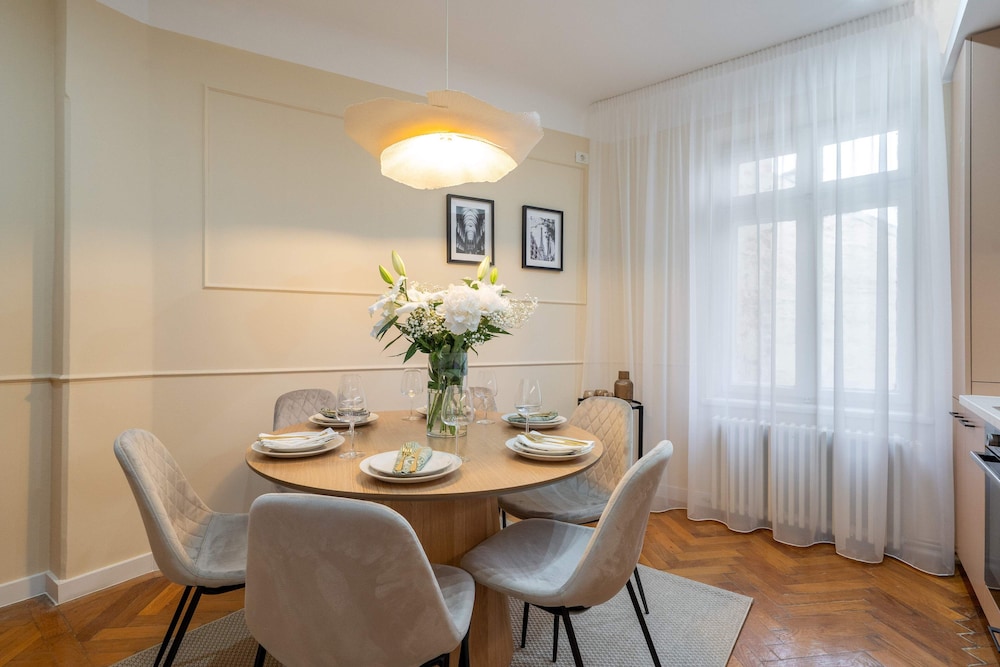 Romanian Athenaeum Flat - Refined 3BR Steps from Calea Victoriei