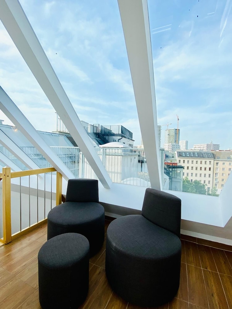 Comfy 3BR Apt With Living Room Balcony