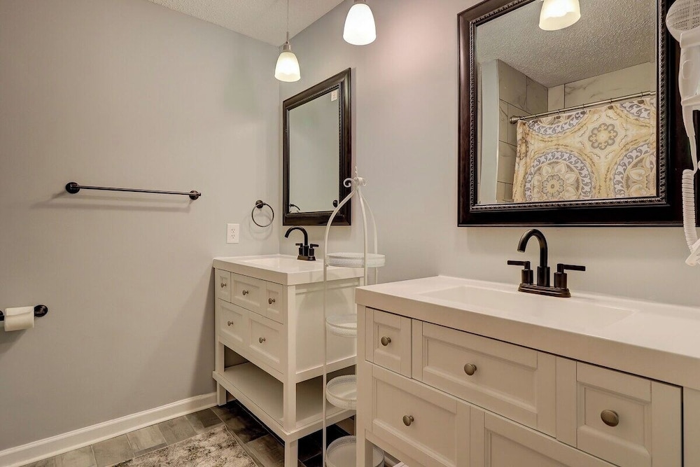Renovated 2BR Hilton Head Home Walk to Shops