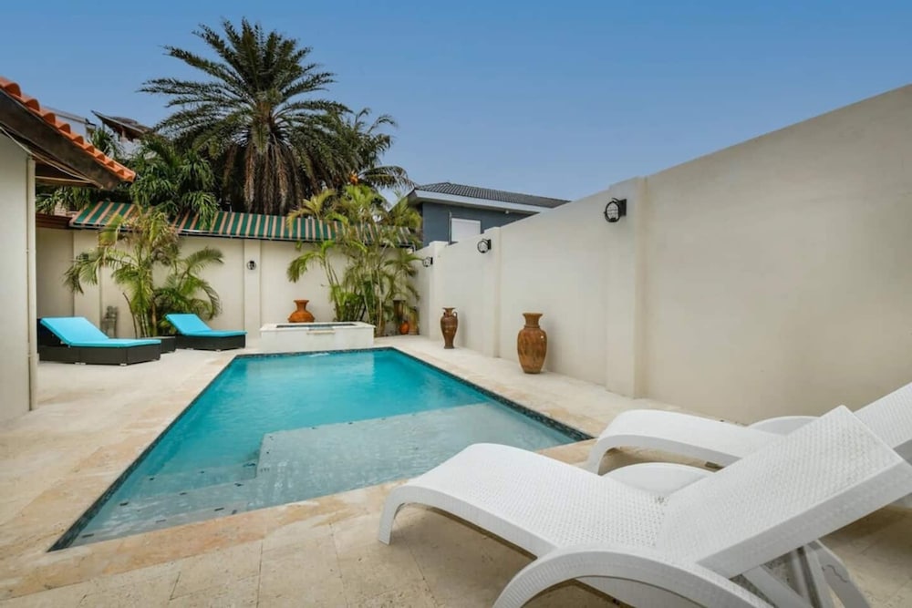 Blue Makini Villa in Noord