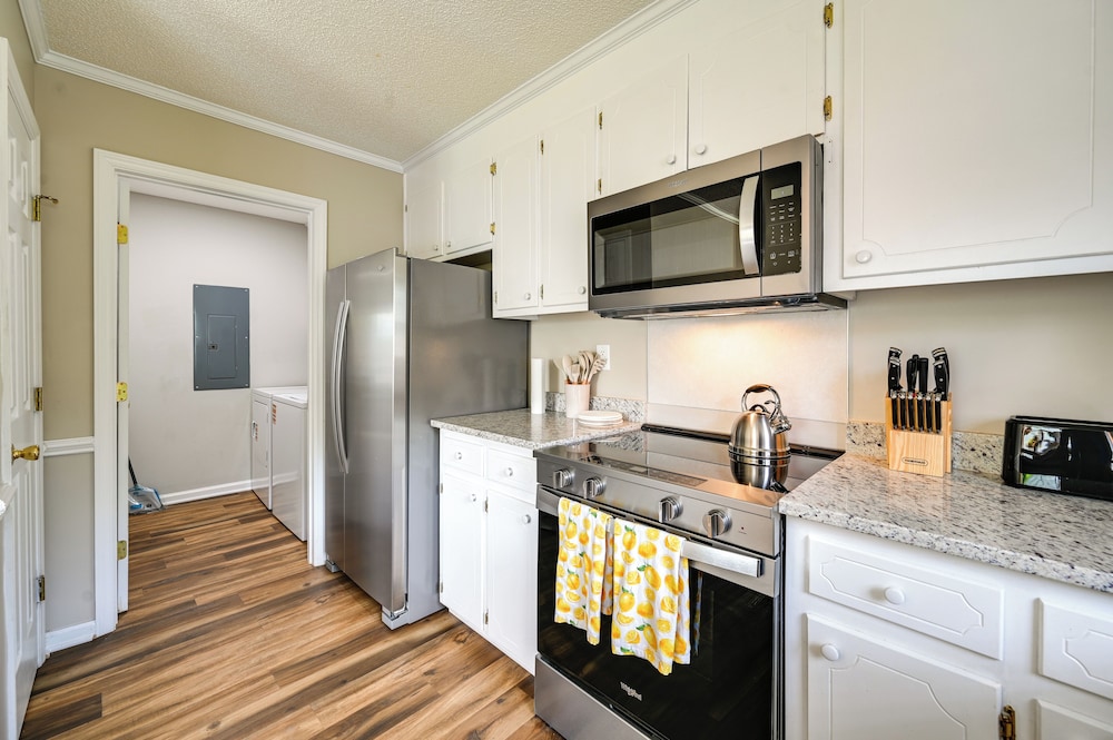 6 Mi to Med District: Greenville Home w/ Yard