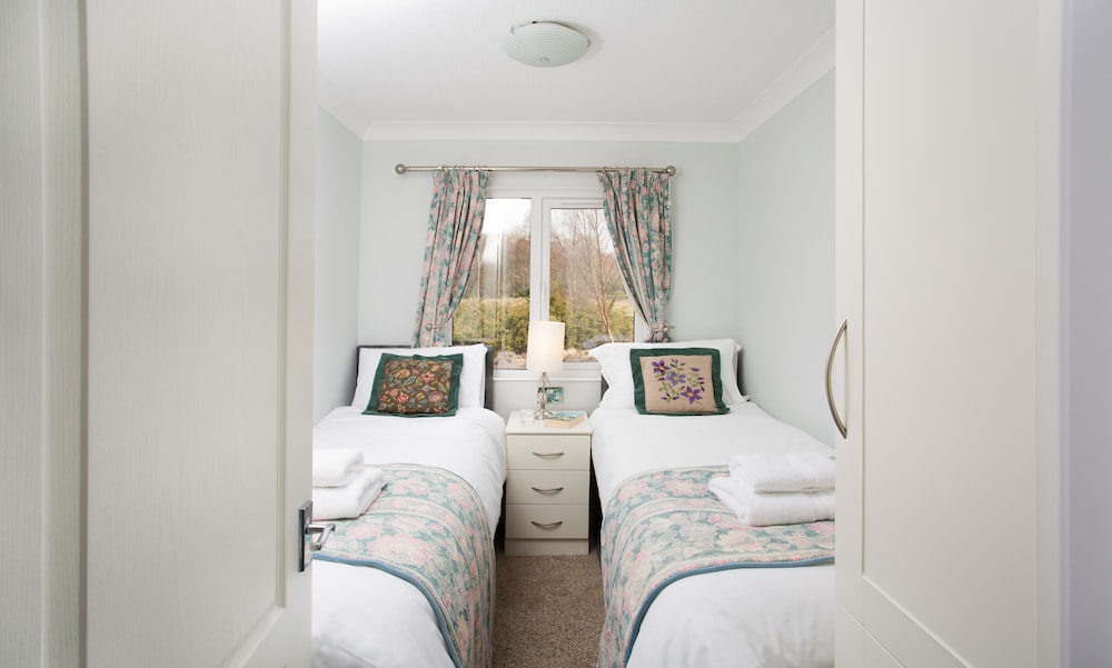 2-bed Cottage With Hot Tub at Loch Achilty, Nc500 view 2