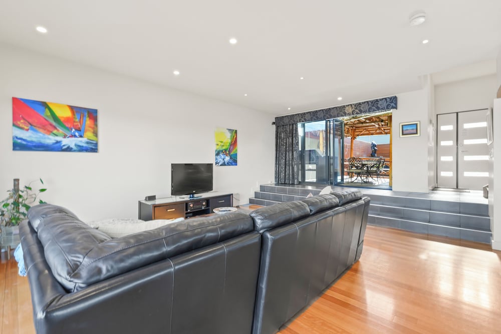 Waterfront Home - Gorgeous Views - 2 Bed