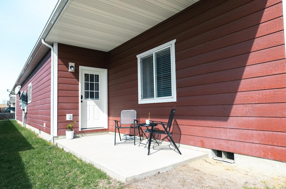 Centrally Located Townhouse w Garage