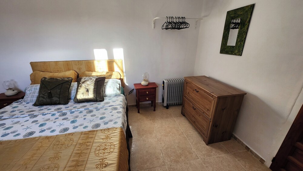 Casita-5guests-pool-patio-bbq-parking-fireplace