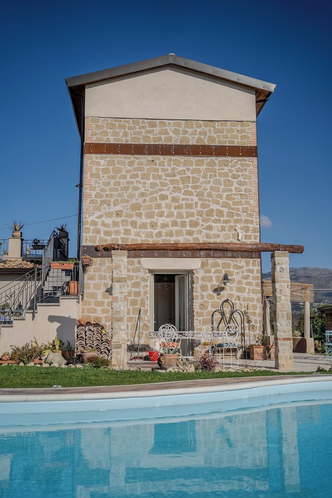 Casale nel Verde con Piscina e Vista