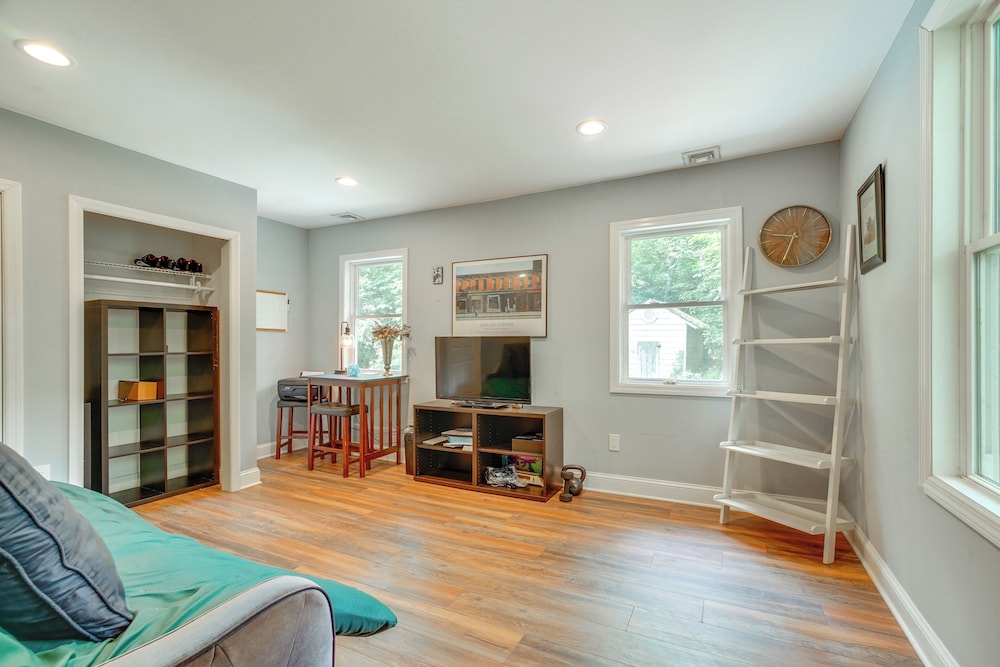 Walk to Putnam Lake: Updated Home w/ Deck