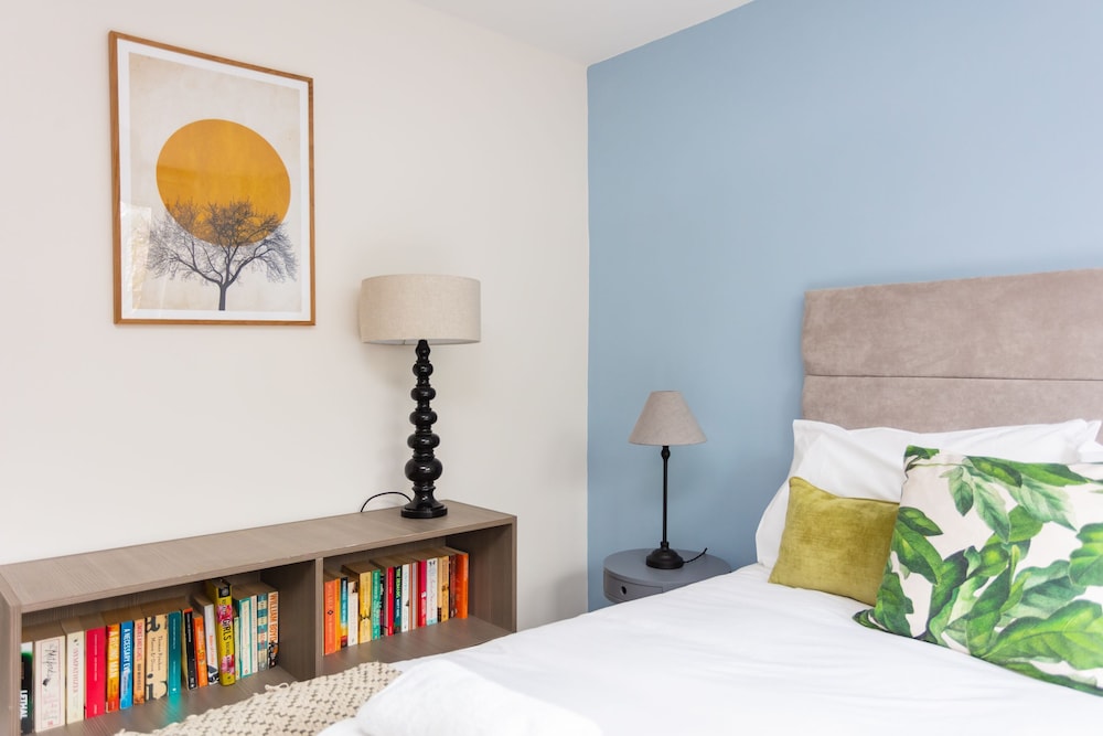 Spacious Central 3 Bedroom Apartment in Old Street