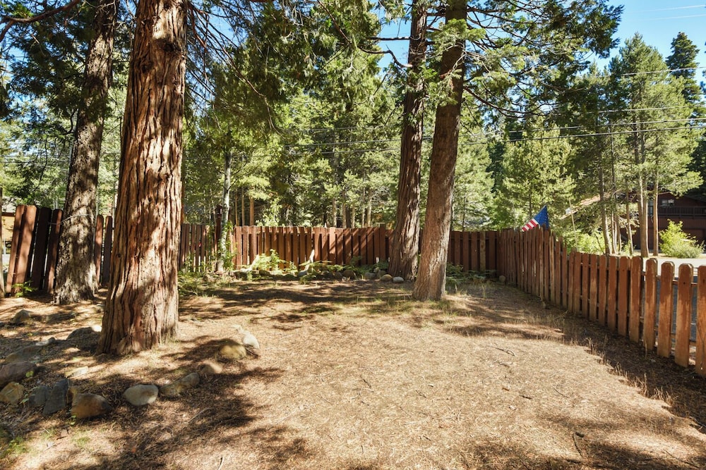 Elm Street Getaway Sleeps 8!
