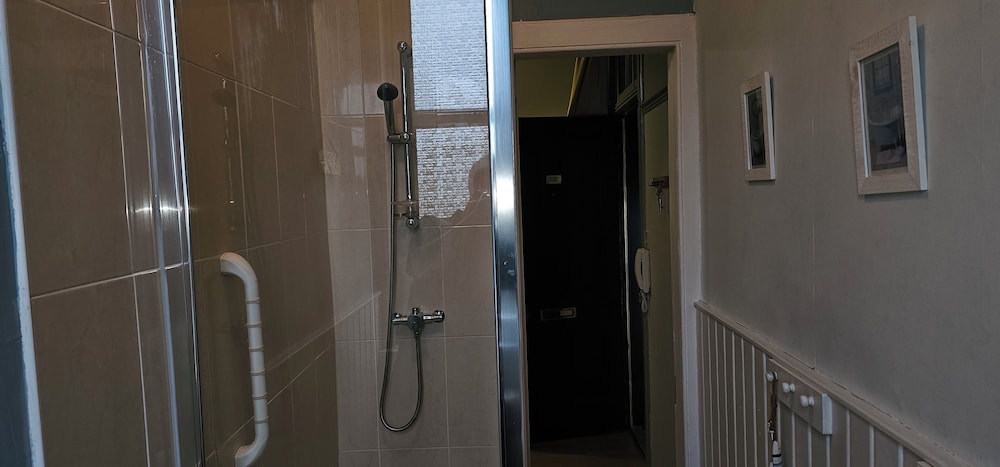 Snug - Macushla Apartment