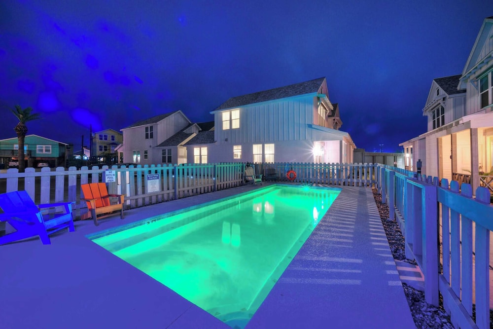 2 Homes in Old Town by Avantstay Sleeps 19, Pool, Newly Built Walk to Eats, Music, & More