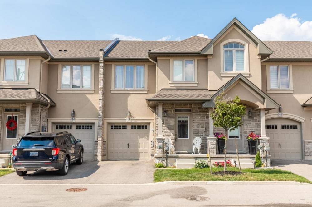 Toronto Vacations - Modern Lakeshore 3BR 3BA TH Free Parking BBQ - Property Image 1