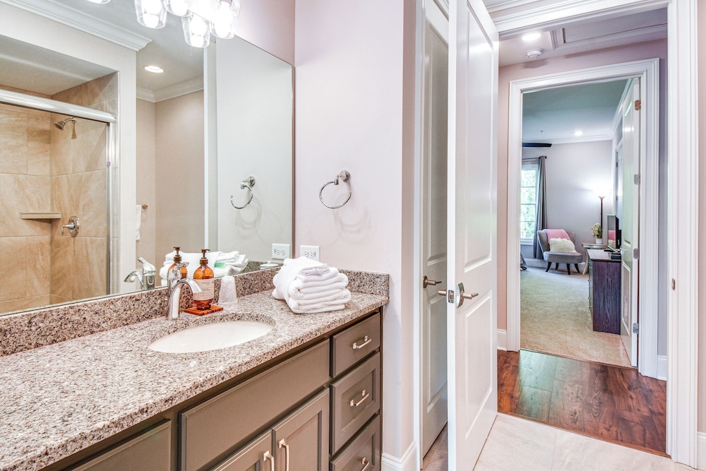 Community Perks: Mountain-view Condo in Toccoa!