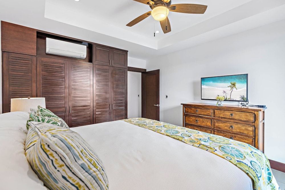 Luxury Condo with Panoramic Ocean Views, Sparkling Infinity Pool, and Modern Open-Concept Design