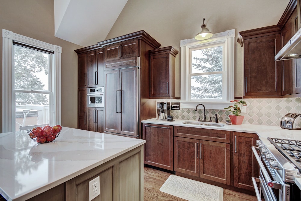 Ridge Street Lookout 4 Bedroom Home by RedAwning